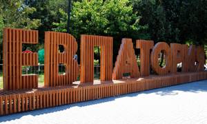 Арт-объект «Скамейка» в Евпатории: открытие в 2017 году