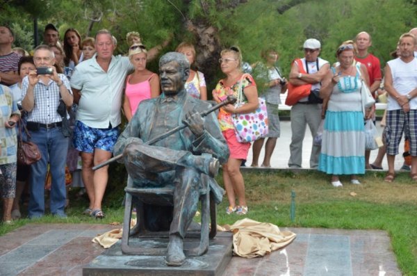 Памятник М. Пуговкину в Ялте, Крым: где находится, фото, описание