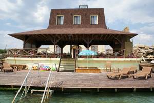 Три лучших отеля Евпатории с бассейном и собственным пляжем
